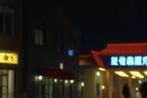 录音棚里两只相对摆放的麦克风，玻璃上映出两个重叠的人影