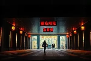 雨天街角的便利店门口，一把透明伞靠在自动门外