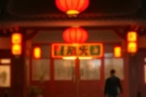 空荡的房间中央放着一把椅子，窗帘被风掀起一角