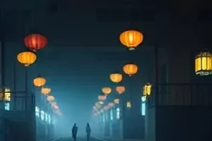 空旷的省道延伸到山脚，一辆老式客车停靠在路边