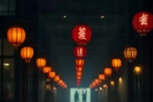 退潮后的滩涂留下细密水纹，远处一排木桩立在浅水里